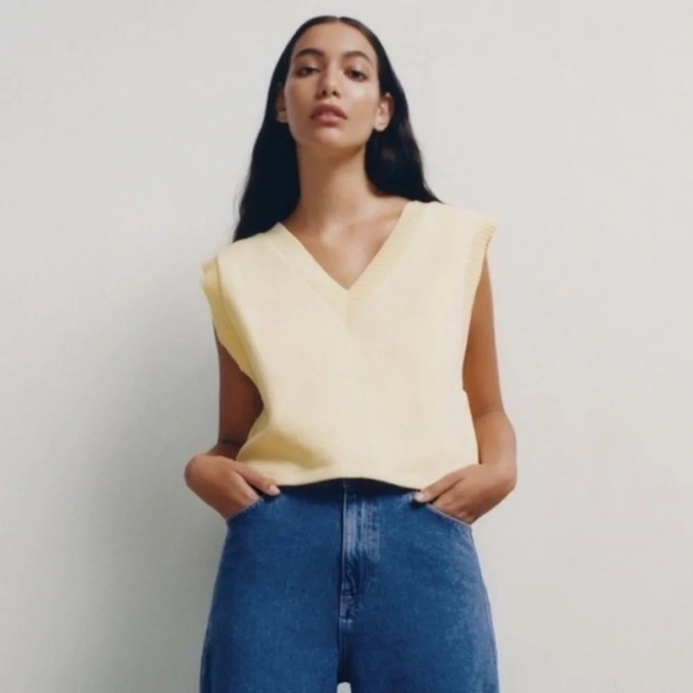 Zara V Neck Cropped Sweater Vest Butter Yellow Sz Small